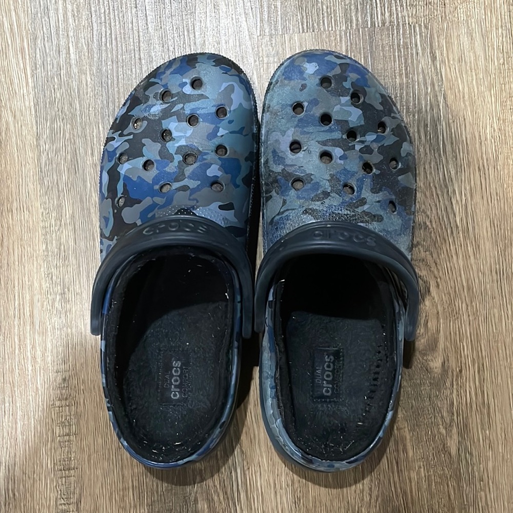 Mens 10/Womens 12 Fuzzy Camo Crocs